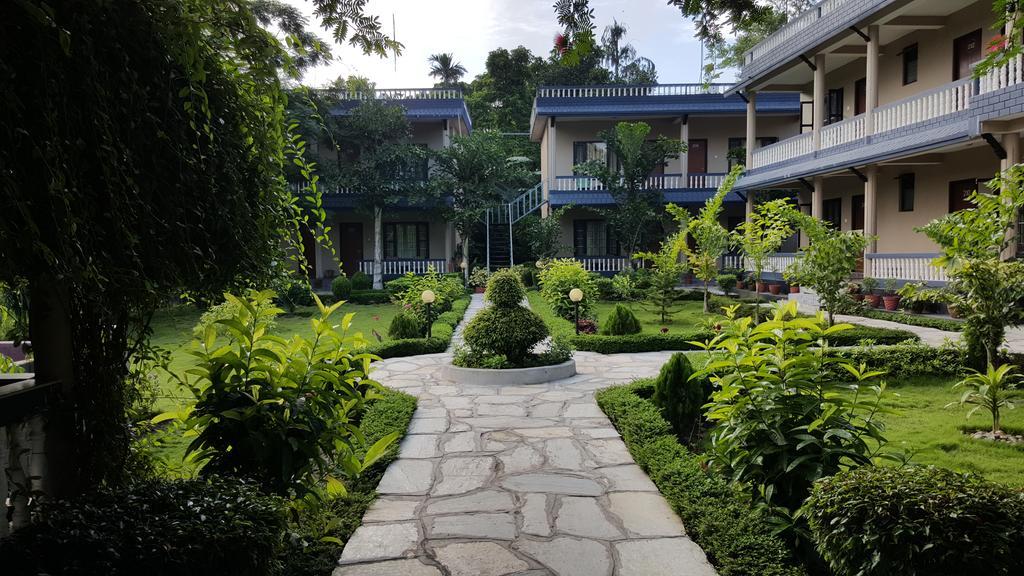 Chitwan Village Resort Sauraha Exterior photo