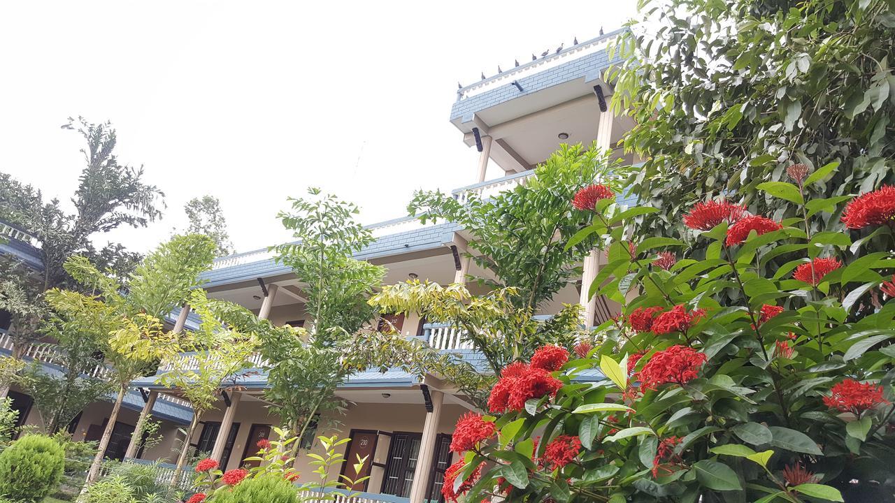 Chitwan Village Resort Sauraha Exterior photo