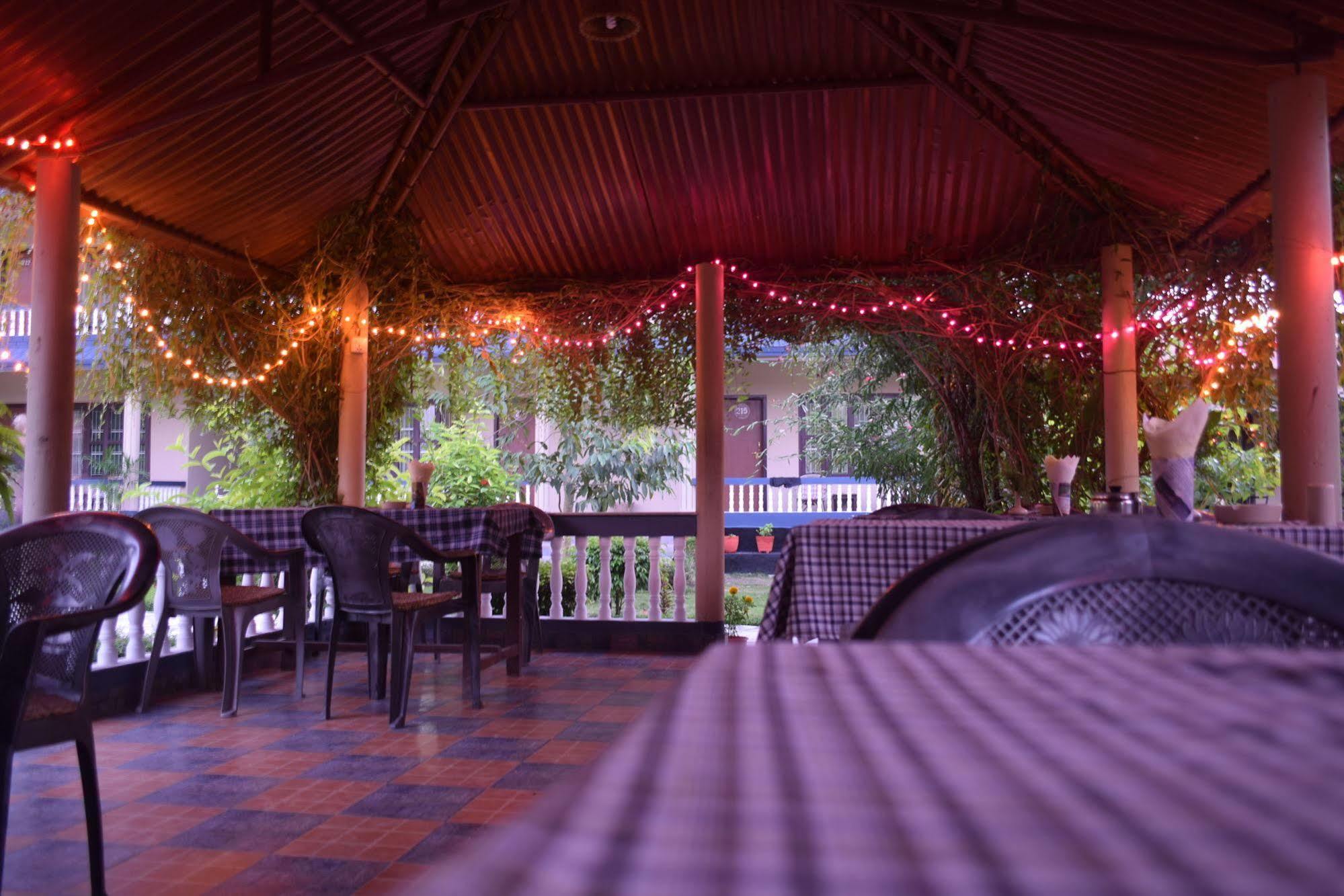 Chitwan Village Resort Sauraha Exterior photo