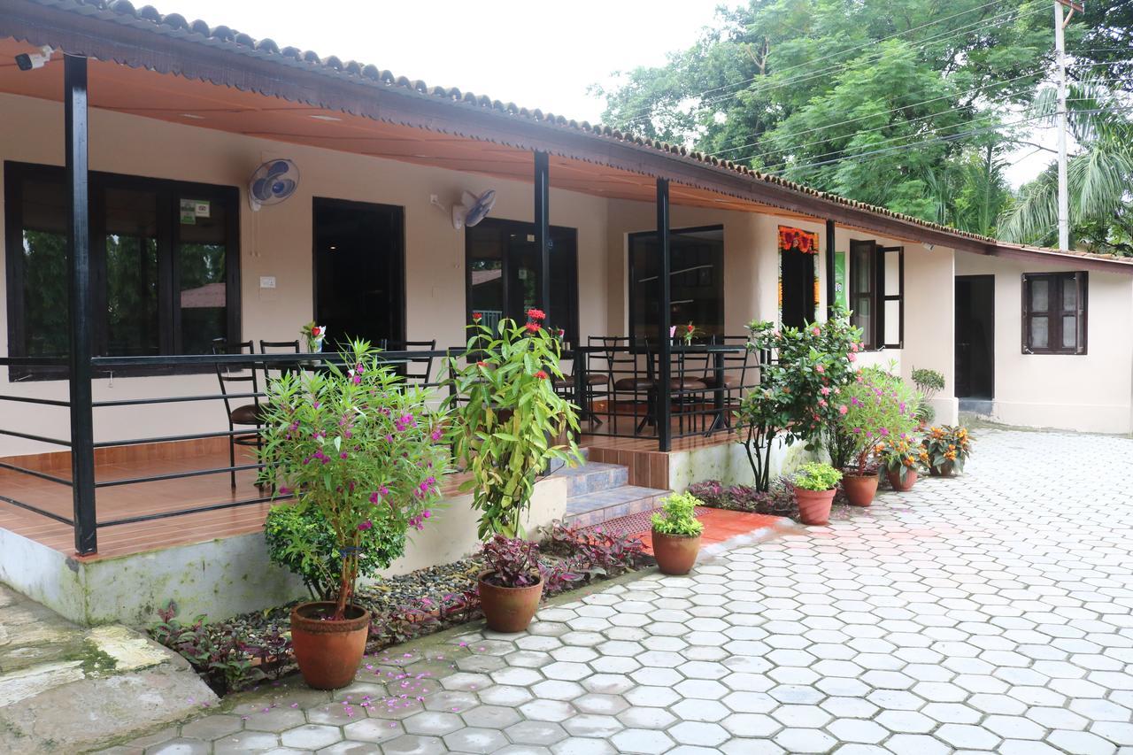 Chitwan Village Resort Sauraha Exterior photo